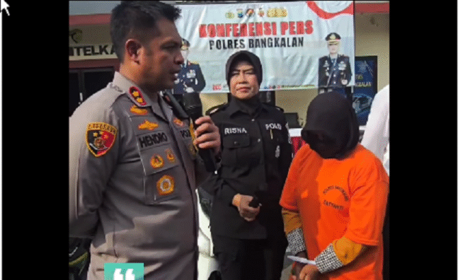 
					Kapolres Bangkalan, Madura, AKBP Hendro Sukmono, dalam konferensi  pers, 1 Maret 2025, mewawancarai seorang perempuan, terduga pelaku pencuri mobil pick up. Tankap layar video instagram@bangkalanterkini.