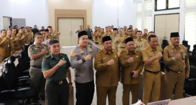 
					Bupati Jombang Warsubi pimpan rapat koordinasi untuk memperketat kamtibmas di Jombang. Seluruh pimpinan Forkompimda sepakat mengajak warga untuk turut serta menjaga keamanan Jombang. Foto: Jombangkab.go.id