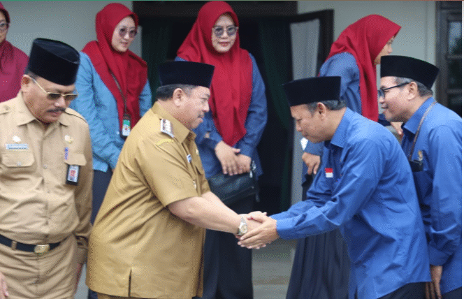 
					Bupati Warsubi menyerahkan gaji sebagai bupati sebesar Rp 6.210.500 tiap bulan kepada Baznas, agar bisa disalurkan kepada warga Jombang yang membutuhkan. Foto: jombangkab.go.id