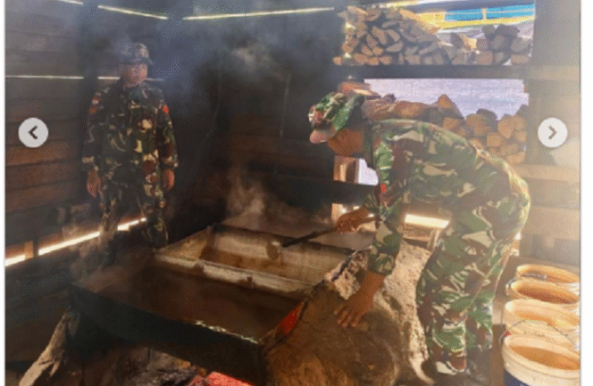 
					Tentara TNI yang beretugas dalam Satgas Pamtas Long Midang di wilayah Krayan, Nunukan, Kalimantan Utara, meningkatkan budi daya produksi garam gunung Krayan, yang terkenal sehat dan penuh mineral. Instagram@puspentni