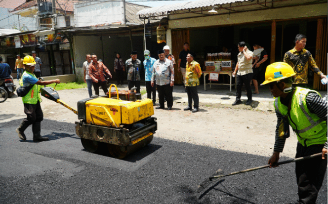 
					Bupati Jombang Warsubi bersama Wakil Bupati Jombang Salmanudin S.Ag., M.Pd., Sekdakab Jombang Agus Purnomo S.H., M.Si., dan Kepala Dinas PUPR Bayu Pancoroadi,  turun langsung memeriksa proses perbaikan di ruas jalan raya Kesamben. Kamis 20 Maret 2025. Foto: jombangkab.go.id