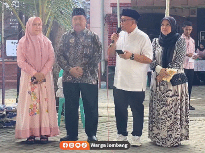 
					Kelauarga besar Bupati Jombang, Warsubi membagikan zakat kepada 2.000 tukang becak di Jombang dan sekitarnya. Pekan depan ribaun yatim piatu dan warga tak mampu juga akan menerima zakat. Instagram@wargajombang