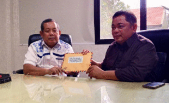 
					Ketua Jatim Corruption Watch, Sigit Imam Basuki melapor ke Badan Kehormatan DPRD Sidoarjo, karena ada seorang anggota dewan diduga melakukan rangkap jabatan, Jumat 28 Maret 2025. Foto: Istimewa