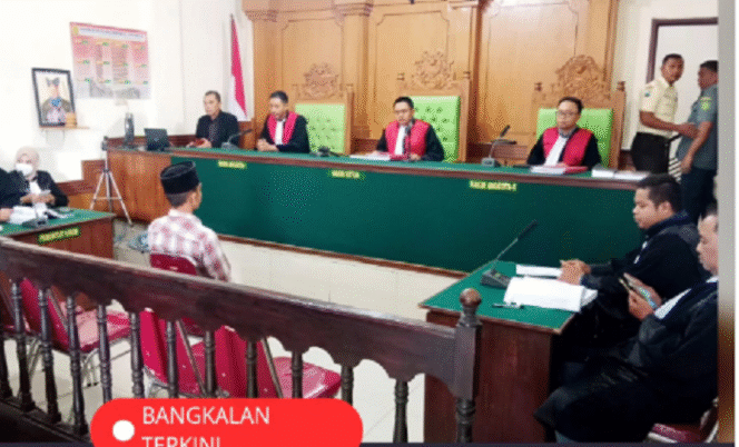 
					Majelis hakim PN Bangkalan untuk ketiga kalinya, menyidangkan kasus mahasiswa membunuh dan membakar pacarnya. Dalam sidang ini menghadirkan saksi-saksi. Instagragram@bangkalanterkini