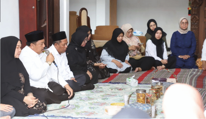 
					Bupati Warsubi bersama Fokompimda Jombang memberikan penghormatan terakhir kepada mendiang H Suyanto, Bupati Jombang periode 2023-2013 yang wafat pada tanggal 21 Maret 2025. Foto: jombangkab.go,id