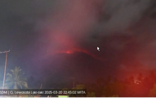 
					Dua gunung di Nusa Tenggara Timur (NTT) meletus di hari yang sama, Kamis, 20 Maret 2025,  yakni Gunung Lewotobi Laki-Laki di Kabupaten Flores Timur dan Gunung Lewotolok di Kabupaten Lembata.
Foto: antara/ HO/PVMBG
