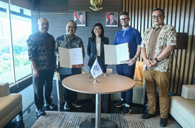 
					Menteri Komdigi, Meutya Hafid bersama CEO Yandex Search International, Alexander Popovskiy pada audiensi di kantor Kementerian Komdigi, Jakarta, Jumat (14/3/2025) (Foto: Istimewa)