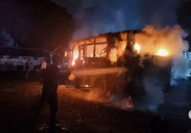 
					PO Hikmah Trans Jaya mengalami kebakaran, diduga akibat konsleting lampu variasi, saat parkir di terminal Kertajaya, Mojokerto, Minggu 16 Maret 2025. Instagram@kabarmojokerto