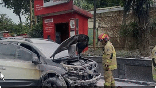 
					Anak-anak usia serpuluh tahunan main korek api dilempar ke tangki BBM SPBU Jl Kayoon Surabaya, terjadi kobaran api menyambar sebuah mobil Honda BRV, terjadi Kamis 27 Maret 2025, sekiktar pukul 14.04 wib. Foto: MSN