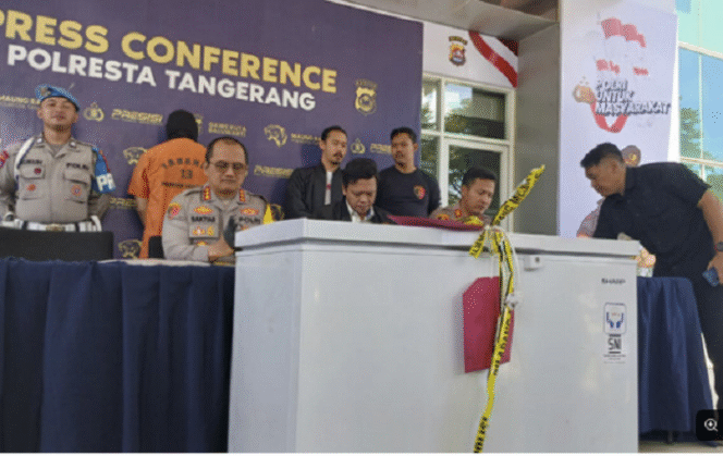 
					Kapolresta Tangerang, Kombes Pol Baktiar Joko Mujiono, menggelar konferensi pers terkait kasus mutilasi Jefry Rarun pada Jumat, 21 Maret 2025. Dalam konferensi tersebut, Baktiar menjelaskan detail mengenai penemuan jasad Jefry yang dimutilasi dan informasi mengenai pelaku, Marcellino Rarun. Foto: Dok/Kumparan