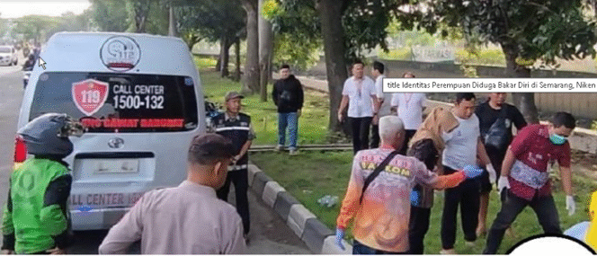 
					Petugas melakukan evakuasi Niken Tri Winda Sari, 31, setelah bakar diri di depan kampus Stikes Tlogorejo, Semarang, 06.20 WIB, Kamis 27 Maret 2025. Foto: IST