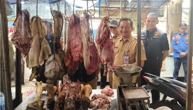 
					Lebaran kurang sepekan lagi, Sekretaris Pemkab Jombang, Agus Purnomo turun ke ke pasar melakukan cek harga-harga bahan makan. Dia tegaskan harga komoiti makanan stabil. Foto: jombangkab.go.id