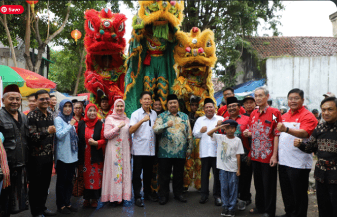 
					Kehadiran Bupati Jombang Warsubi dan Wakil Bupati Salmanudin Yazid semakin menambah semarak acara Festival Pecinan Jombang, yang digelar  di sepanjang Jalan Buya Hamka, Jombang, 21-23 Maret 2025. Pasangan Warsubi dan Salmanudin bersama ketua penitia Heri Susanto bergambar diantara barongsai. Foto: jombangkab.go.id