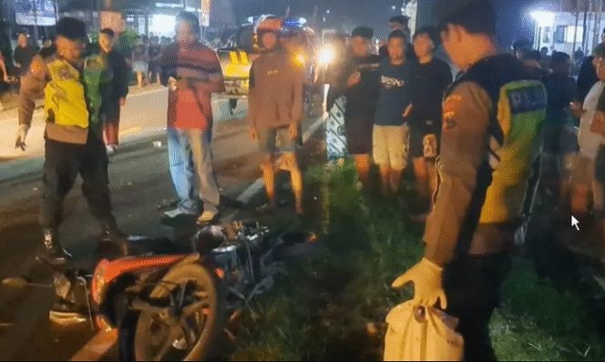 
					Polisi melakukan olah tempat kejadian perkara (TKP) di depan kantor desa Pasirharjo, Talun, Blitar, pasca terjadi kecelakaan diikut ledakan keras. Mengakibatkan seorang pengendara motor tewas dalam kondisi mengerikan, Selasa malam 25 Maret 2025. Foto: Istimewa/HO