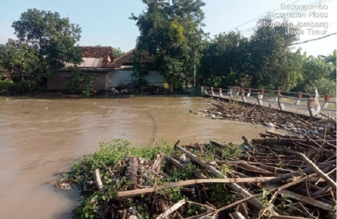 
					Sampah dan kayu terjebak di bawah jembatan sungai Marmoyo desa Gedongombo, Kecamatan Ploso. Tim BPBD Jombang bersama warga melakukan giat, membersihkan sampah yang menyumbat jembatan, Sabtu, 1 Maret 2025. Foto: BPBD Jombang