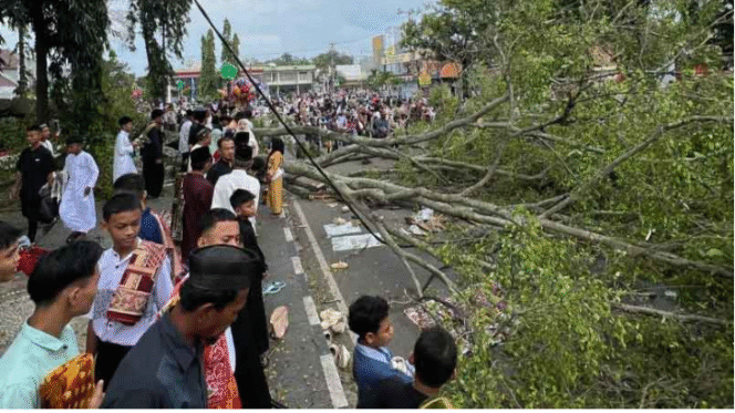 
					Insiden terjadi tiba-tiba beringin di alun-alun Pemalang tumbang, pada saat jamaah sedang melaksanakan salad Id, Senin, 31 Maset 2025. Akibatnya, 17 orang korban, dua meninggal dunia, dan lainnya mengalami luka berat dan ringan. Foto: puskapik.com