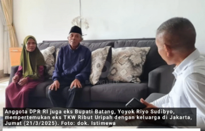 
					Seorang perempuan bernama Ribut Uripah (56), TKW asal Batang yang viral, 19 tahun hidup sendirian di hutan Malaysia, akhirnya pulang ke Indonesia. Ribut sudah bertolak dari Jakarta menuju Kecamatan Bawang, Batang. Ribut terlebih dulu singgah di Jakarta dan bertemu dengan anggota DPR RI yang juga mantan Bupati Batang, Yoyok Riyo Sudibyo. Yoyok mempertemukan Ribut dengan kakaknya, Tamat (70); dan putrinya, Istianah, di kawasan Kebon Jeruk, Jakarta Barat. Instagram@batanghelp