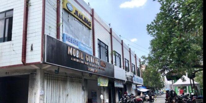 
					Ruko Simpang Tiga di Jl. KH Abdurrahman Wahid (Foto: SWARAJOMBANG.COM/ Hadi S Purwanto)