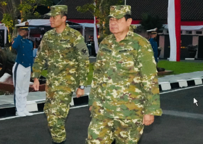 
					Mantan Presiden RI Susilo Bambang Yudhoyono dan putranya Agus Harimurti Yudhoyono (Ketum Partai Demokrat,  Menteri Koordinator Bidang Infrastruktur dan Pembangunan Kewilayahan) saat mengikuti parade pembukaan acara retret kepala daerah di Magelang. Instagram@presidenyudhoyonoalbum