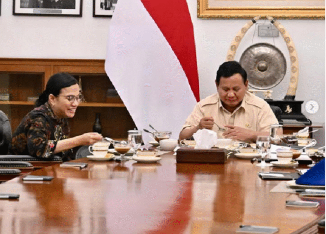 
					Menteri Keuangan Sri Mulyani Indrawati berbuka puasa bersama Presiden Prabowo Subianto, sambil bicara soal ekonomi dan APBN, 12 Maret 2025. Instagram@smindrawati