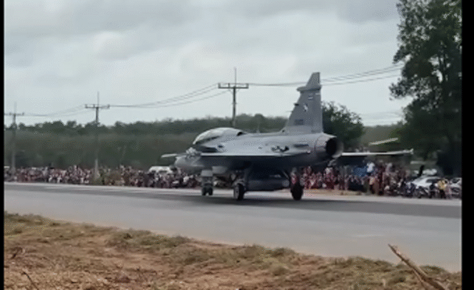 
					Disaksikan oleh warga masyarakat, Royal Thai Air Force (RTAF) melakukan uji coba take off and landing pesawat tempur di  jalan raya di Provinsi Songkhla, Thailand Selatan, Rabu, 28 Februari 2025. tangkap layar video Instagram@majeliskopi88