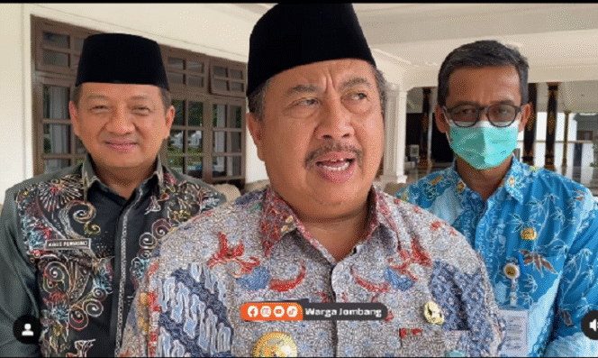 
					Buapti Jombang Warsubi menyatakan bahwa ada 300 km lebih jalan rusak berat dan ringan di wialayahnya, tahun ini harus diperbaiki butuh anggaran Rp 100 miliar. Untuk mempercepat perbaikan, Warsubi akan minta bantuan dari Pusat. 
Tangkap Layar Video Instagram@wargajombang