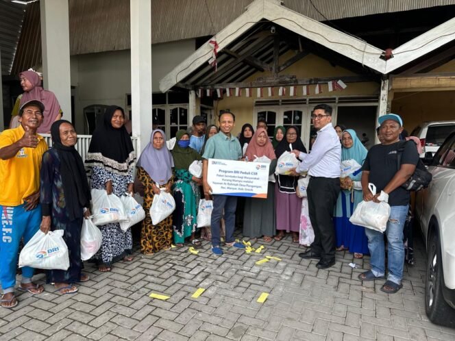 
					Foto: Istimewa
Adji  Wibowo menyerahkan bantuan paket sembako untuk warga Manyar Gresik