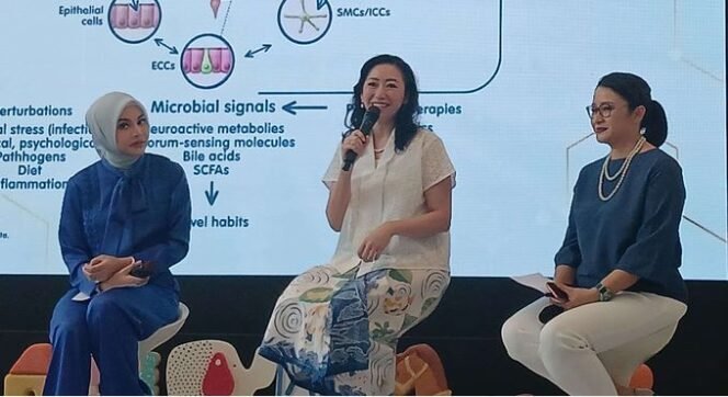 
					Dokter Spesialis Anak, dr Ariani Dewi Widodo (tengah) dalam konferensi pers di Jakarta, Kamis (24/4/2025) 