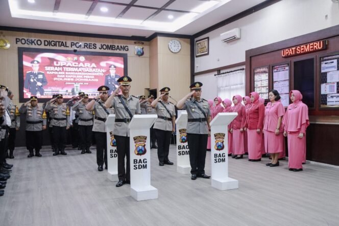 
					Penyegaran Organisasi, Kapolres Jombang Geser Dua Kapolsek