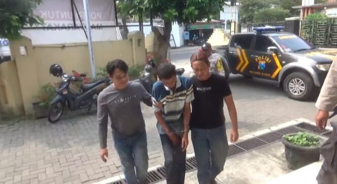 
					tersangka digiring petugas usai dihajar massa