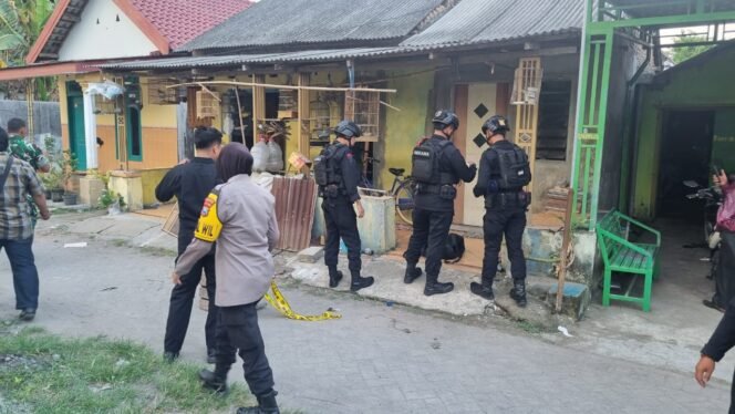 
					tim Jihandak Gegana Polda Jatim saat amankan lokasi