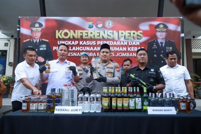 
					Kapolres tunjukkan miras yang diamankan saat konferensi pers