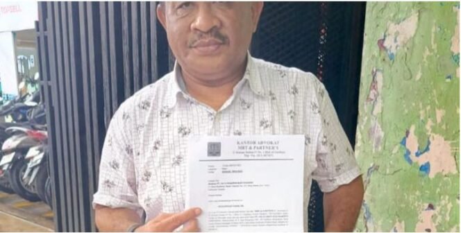 
					M Tahir menunjukkan surat somasi