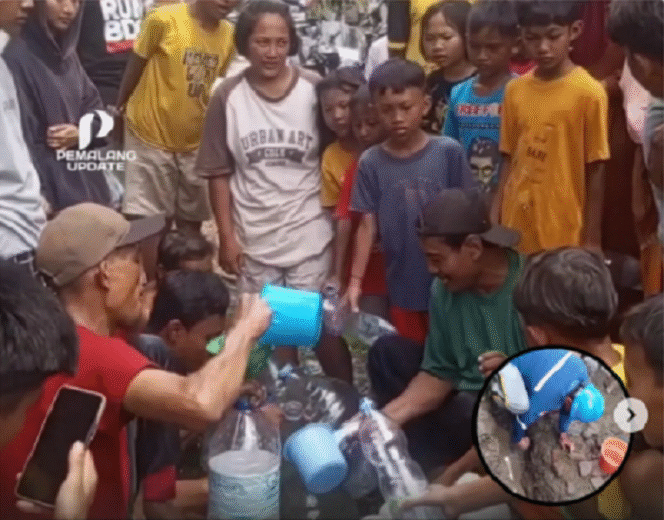 
					Beginilah suasana warga berebut mengambil air di desa Rowoyoso, Kecamatan Wonokerto, Kabupaten Pekalongan sempat heboh, karena muncul isu air itu ajiba dan bisa menyembuhkan penyakit. Instagram@pemalang.update