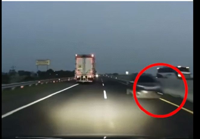
					Video dashcam merekam posisi mobil Honda BR-V keluar dari rest area Km-319, lalu melaju kencang melawan aruh sejauh 13 km sebelum bertabrakan adu muka melawan bus rombongan supoter Persebaya, di excite Tol Pekalongan, Sabtu pagi 05.00 WIB, 12 April 2025. Tangkap layar video Instagram@majeliskopi008