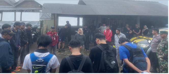 
					Polisi dan petugas BTNGM mengamankan 20 orang pendaki ilegal gunung Merapi dari jalur Boyolali. Saat ini status Merapi masih Siaga III, tidak boleh melakukan pendakian di di Merapi. Mereka terancam blacklis di seluruh jalur pendakian. Foto: Dok/BTNGN