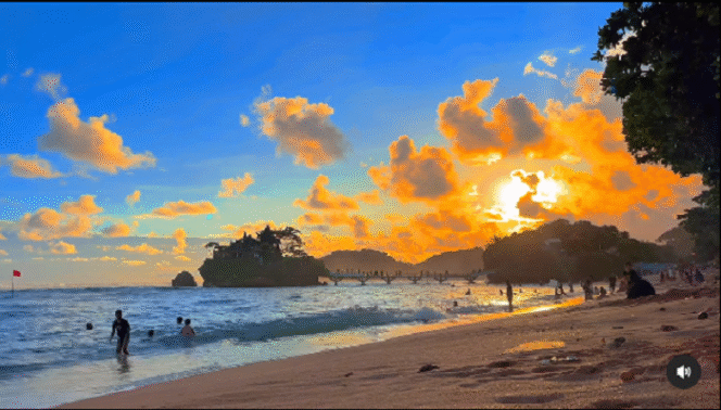 
					Suasana pantai Balekambang, Malang selatan, nan indah dikala senja. Tetapi pengunjung harus tetap taati peraturan dan ekstra hati-hati tidak sembarang berenang di pantai. Instagram@balekambang_beach