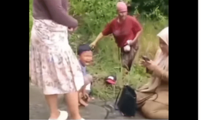 
					Seorang wanita guru SD Geger, menjadi korban begal di dekat SDN 1 Geger, bangkalan, Senin 21 April 2025. Pelaku mempepet korban, dan merampas honda Variao milik korban. Tangkap layar video Instagram@info.newsantara