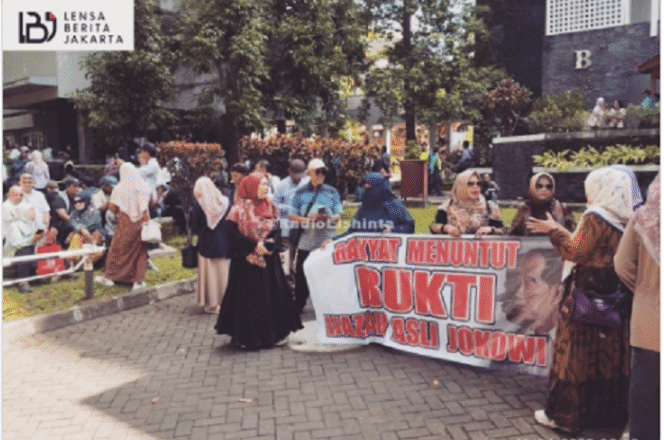 
					Ratusan massa dari Tim Pembela Ulama dan Aktivis (TPUA) memadati Fakultas Kehutanan Universitas Gadjah Mada (UGM), Sleman, DIY, Selasa pagi, 15 April 2025. Mereka menuntut bukti keaslian ijazah Presiden ke-7 RI Joko Widodo. Empat tokoh ikut hadir sebagai perwakilan dalam forum audiensi: Tifauzia, Roy Suryo, Rismon Hasiholan, dan Syukri Fadholi. Instagram@lbj_jakarta