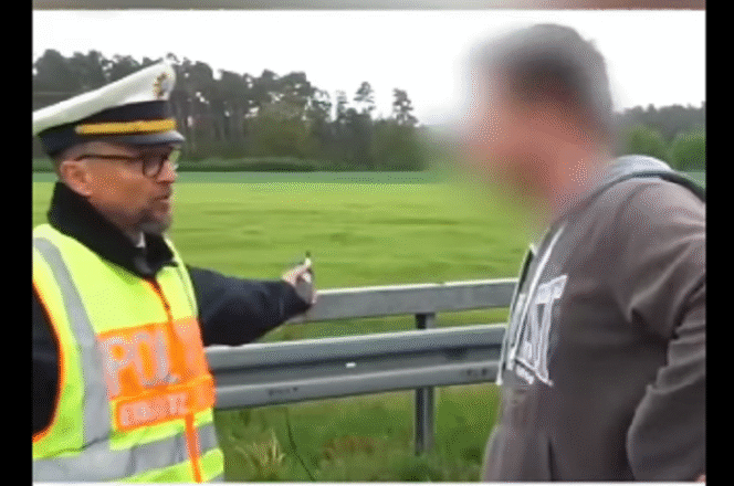 
					Tangkap layar video unggahan pemilik akun Instagram@gsmhumanity. Polisi melakukan tilang dan denda kepada seorang pria dari Chechnya, karena memotret korban kecelakaan di jalan tol Jerman.
Instagram@gsmhumanity