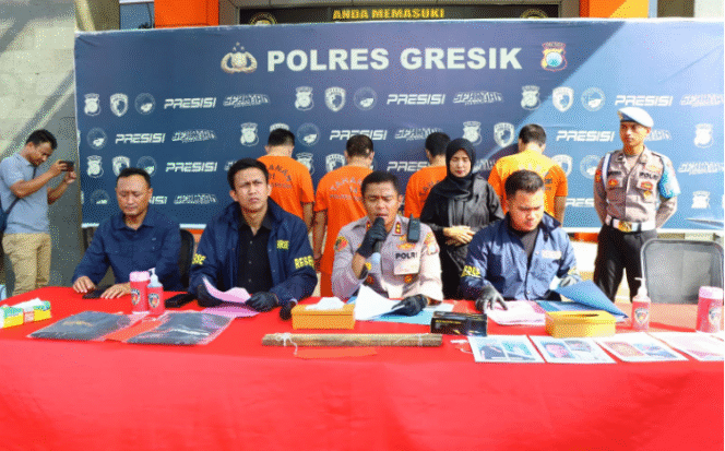 
					Polres Gresik menyelenggarakan konferensi pers, terkait  kasus penganiayaan dan  perusakan mobil yang melibatkan empat orang anggota LSM Sakera, Kamis,  24 April 2025. Foto: Dok/Polres Gresik