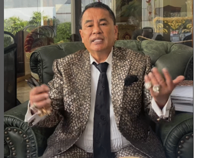 
					Telinga Hotman Paris sudah mulai melemah, saat jam satu malam sudah mulai tak bisa mendengar suara. Ia pasang alat bantu pendengar seharga Rp200 juta. Instagram@hotmanparisofficial