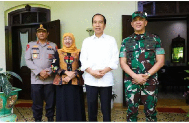 
					Gubernur Jawa Timur Khofifah Indar Parawansa bersama Pangdam V/Brawijaya Mayjen TNI Rudy Saladin dan Kapolda Jatim Irjen Pol Nanang Avianto berkunjung ke kediaman mantan Presiden Joko Widodo di Solo pada Selasa, 15 April 2025, untuk berhalal bihalal. Foto: Humas Pemprov Jatim