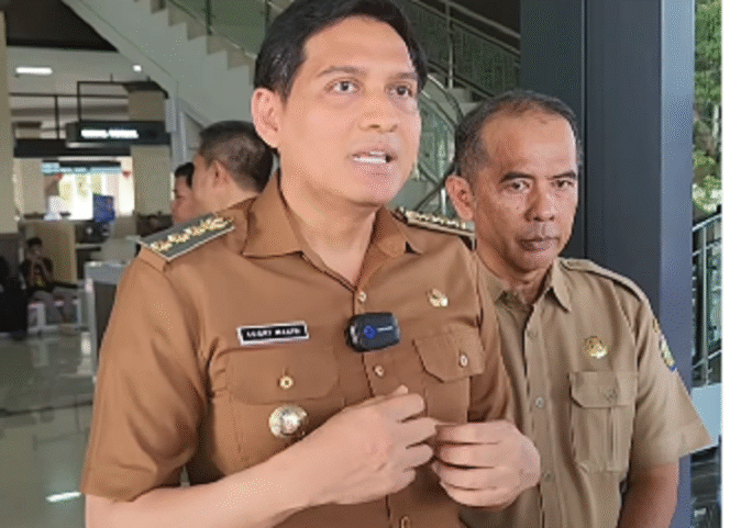 
					Lucky Hakim, bupati Indramayu, Jawa Barat, memenuhi panggilan Menteri Dalam Negeri, di Jakarta, Selasa, 8 April 2025, sepulang libur bersama keluarga ke Jepang, tanpa minta izin ke Mendagri. 
Instagram@luckyhakimofficial