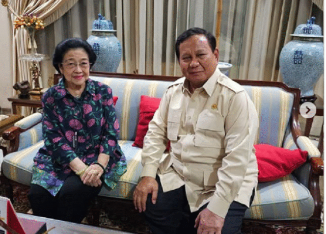
					Presiden Prabowo Subianto bertemu dengan ketua umum PDI-P Megawati Soekarnoputri. Pertemuan bersifat pribadi ini dilaksanakan di rumah Mega, Jl. Teuku Umar, Jakarta. Senin 7 April 2025. Instagram@sufmi_dasco
