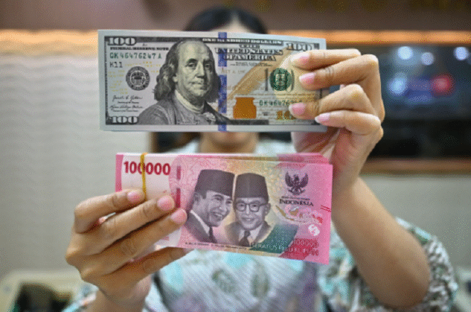 
					Senin, 7 April 2025 menjadi catatan sejarah kelam pada nilai tukar rupiah terhadap dolar. US$1 berharga Rp 17.217. Tercatat angka terendah selama lima tahun terakhir. Foto: neraca.co.id