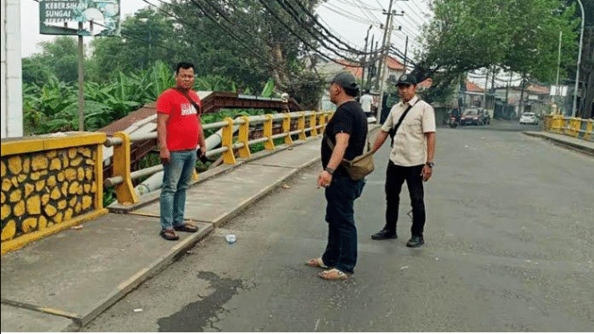 
					Petugas melakukan olah tempat kejadian perkara (TKP) perampokan uang milik SPBU di jembatan Jalan Raya Krikilan, Driyorejo, Gresik. Terjadi sekitar pukul 13.00, Senin 14 April 2025. Foto: Dok/ Polsek Driyorejo