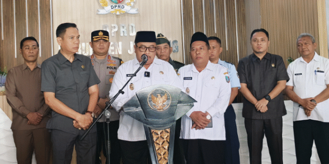 
					Usai bahas Raperda Perlindungan Perempuan dan Anak, bersama DPRD, Kamis 9 April 2025, bupati Jombang Warsubi langsung menggelar konferensi pers. Foto: jombangkab,go,id.