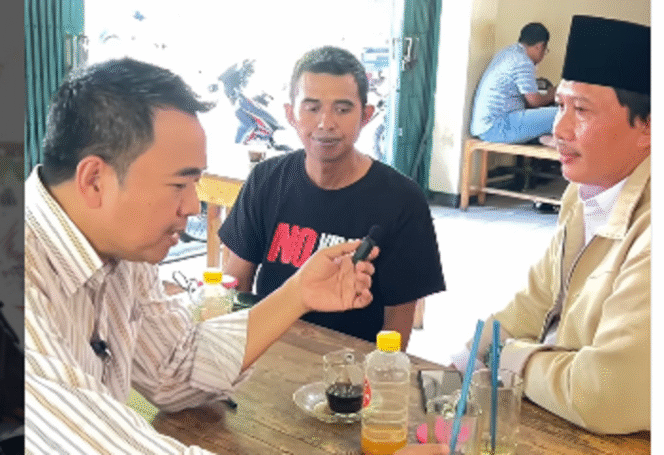 
					Cak Soleh sedang melakukan jajak pendapat kecil-kecilan kepada warga Jatim soal gugatan pengampunan PKB kepada gubernur Jatim Khififah Indar Parawansa, Selasa 30 April 2025. Instagram@sholeh_lawyer