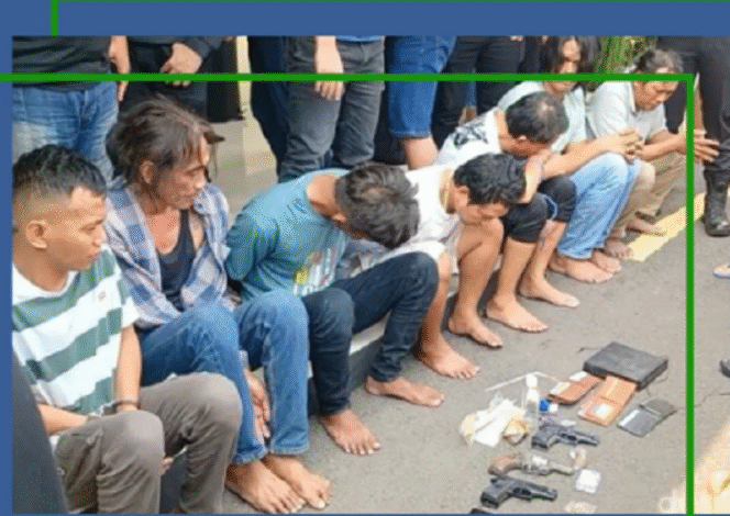 
					Dalam tempo kurang dari 24  jam, polisi Polda Jatim dan Polres Pasuruan berhasil menangkap tujuh orang terduga kasus penculikan santri Rejoso, Pasuruan. Empat ditetapkan sebagai tersangka, sedang tiga lainnya masih berstatus saksi. Instagram@pasuruaninfo